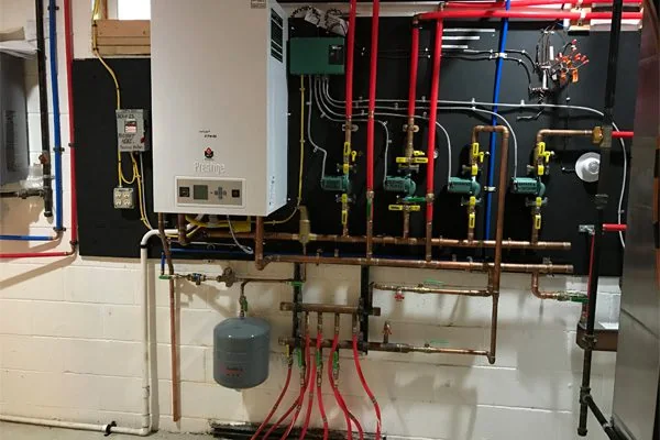 Tankless water heater and heating installation
